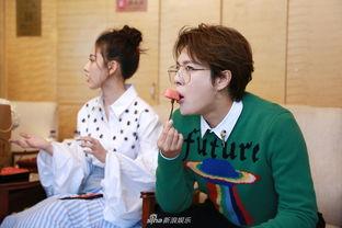 吃瓜娱乐照片,明星幕后吃瓜瞬间大曝光